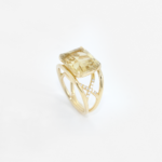 Bague en or jaune 18 carats serti de diamants en croisillons entre les 2 anneaux ainsi qu'une citrine en pierre de centre.