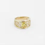 Bague en or jaune 18 carats, sertie de diamants et de saphirs jaunes ainsi qu'un saphir jaune comme pierre de centre.