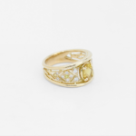 Bague en or jaune 18 carats, sertie de diamants et de saphirs jaunes ainsi qu'un saphir jaune comme pierre de centre.
