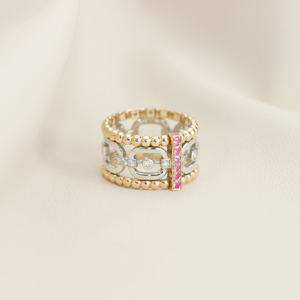 Bague 3 anneaux avec barrette en or rose 18 carats sertie de saphirs roses : 2 anneaux perlés en or rose 18 carats, un anneau maillon serti de diamants en or blanc 18 carats.