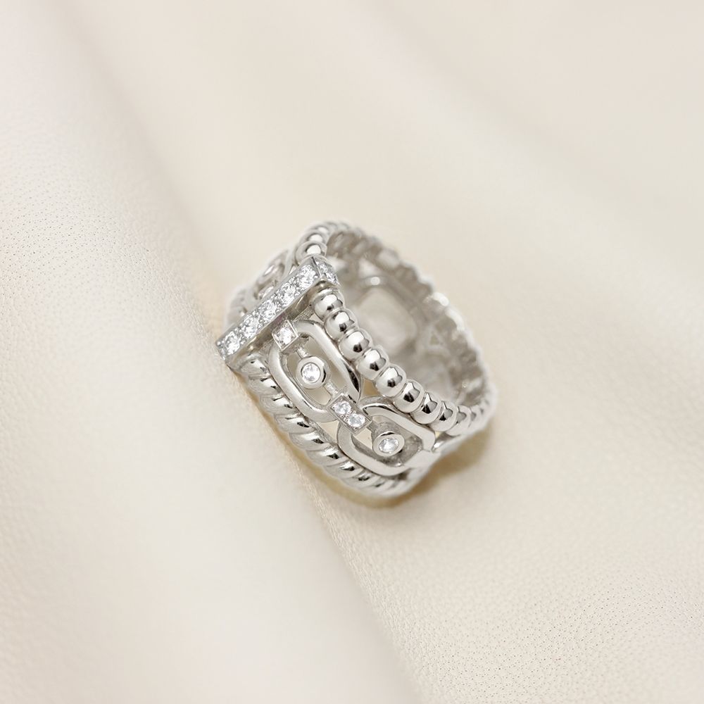 Bague 3 anneaux avec barrette en or blanc 18 carats sertie de diamants : 2 anneaux perlés en or blanc 18 carats aux extrémités, un anneau maillon serti de diamants au centre.