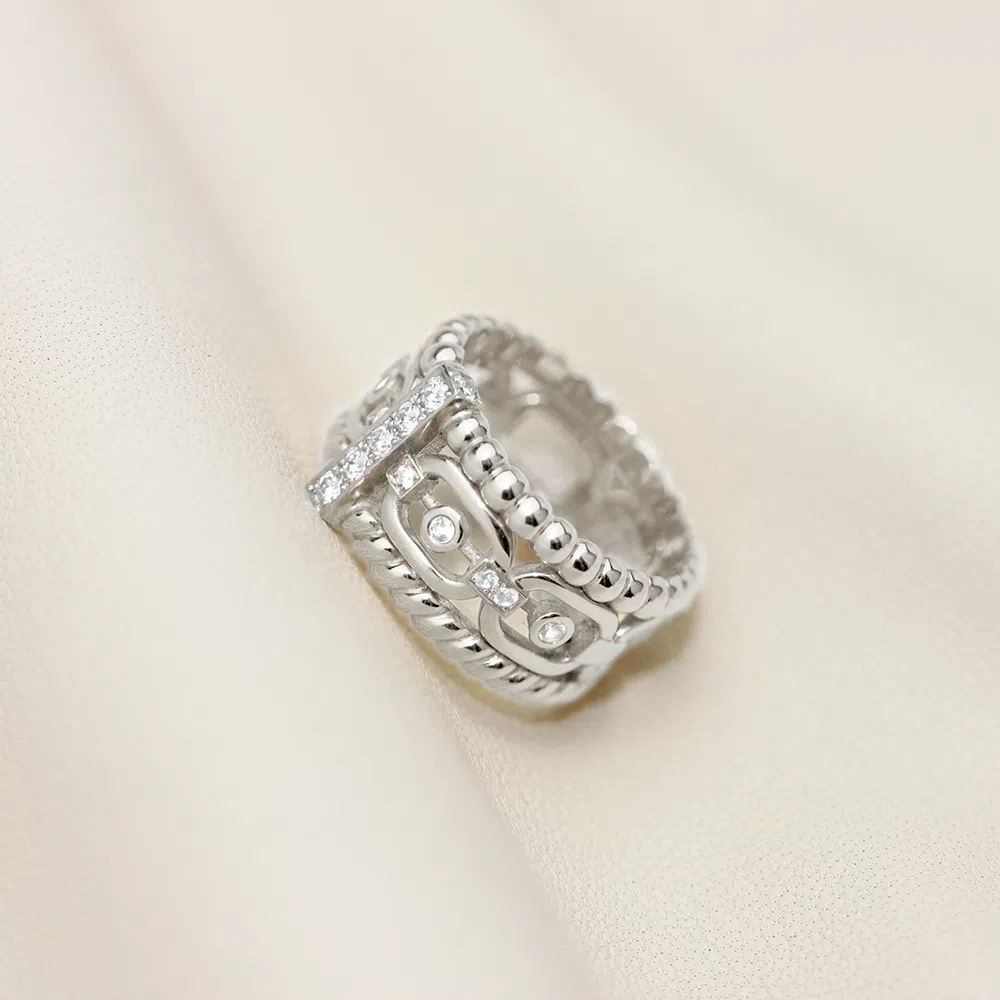 Bague 3 anneaux avec barrette en or blanc 18 carats sertie de diamants : 2 anneaux perlés en or blanc 18 carats aux extrémités, un anneau maillon serti de diamants au centre.