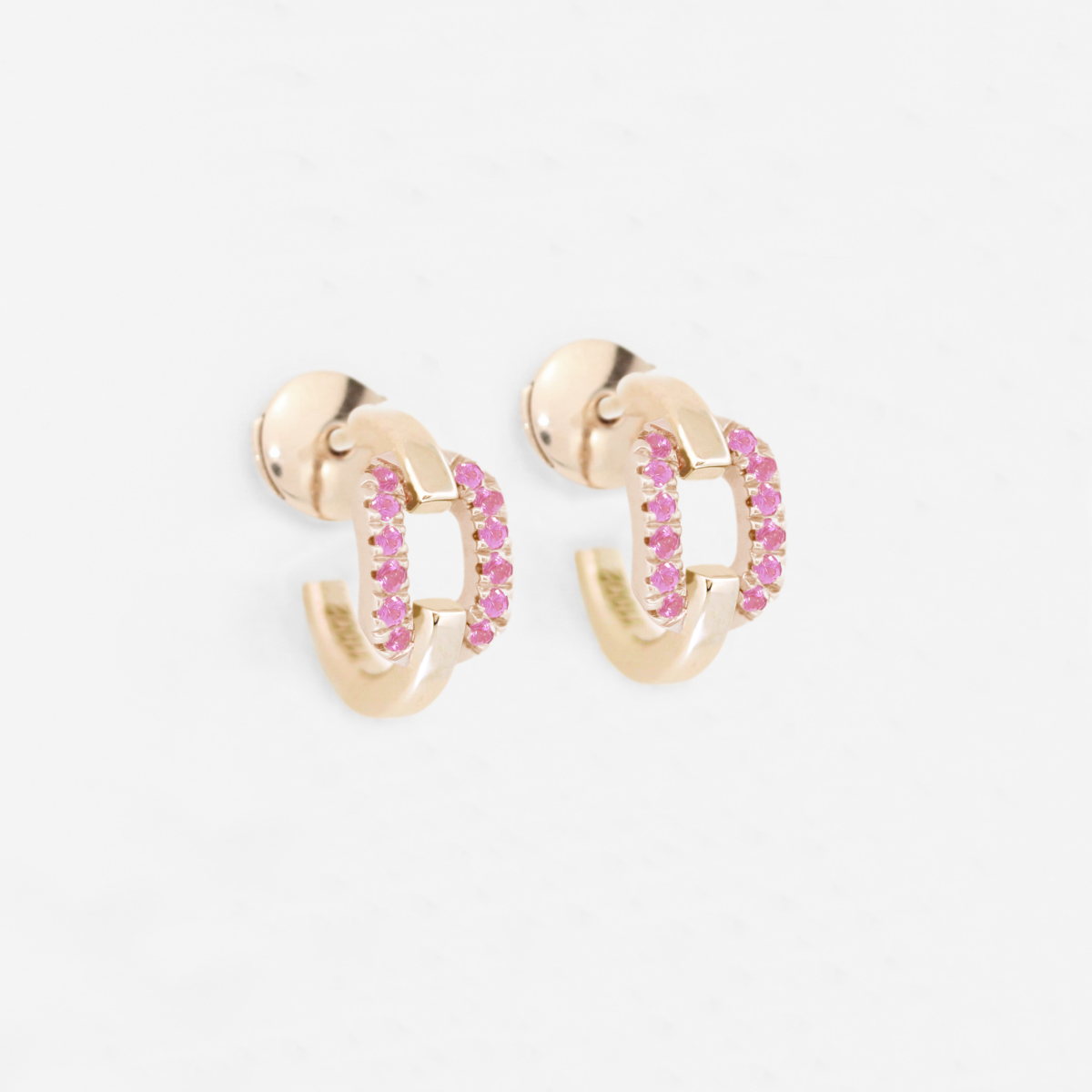 Paire de boucles d'oreilles en forme de maillon en or rose 18 carats serti de saphirs roses.