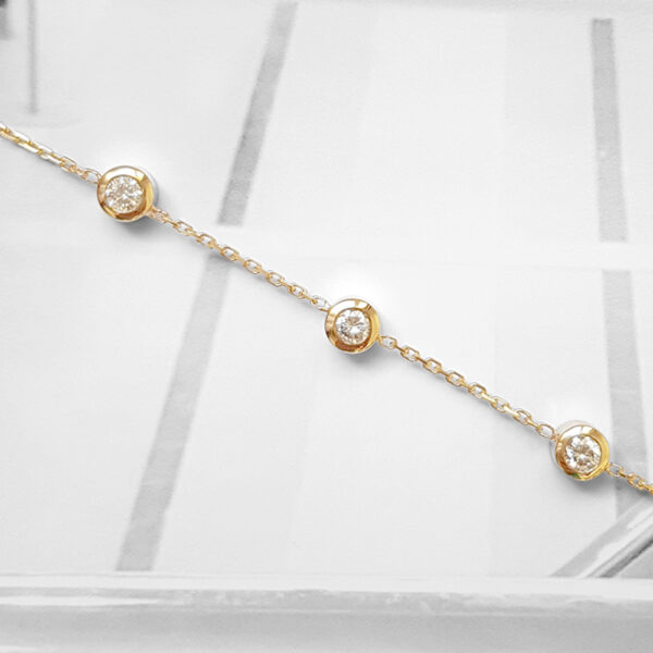 Bracelet en or jaune et trois diamants serti clos symboliques