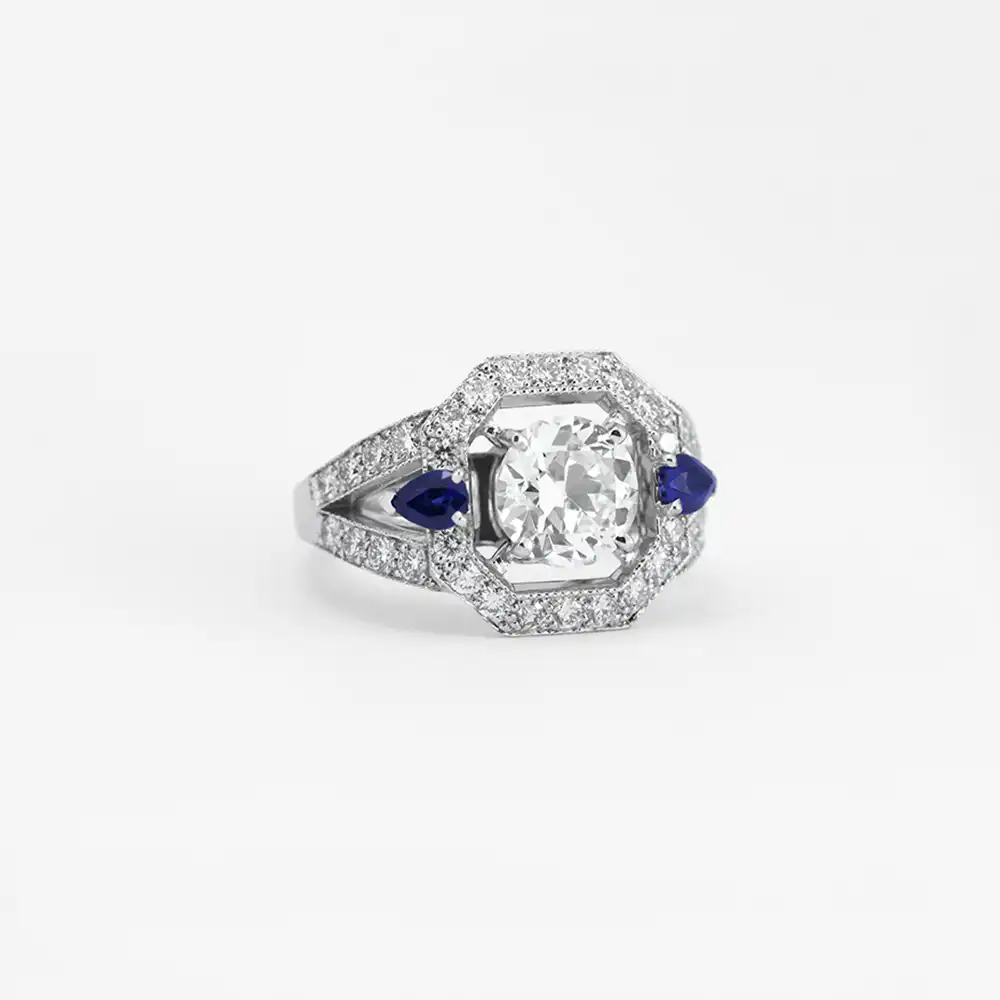 Bague Arty Octogonale diamant central rond saphirs goutte pavage diamant et or blanc