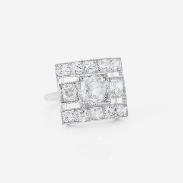 Bague Arty carré beau solitaire rond sur monture pavée diamants avec un air Art Déco