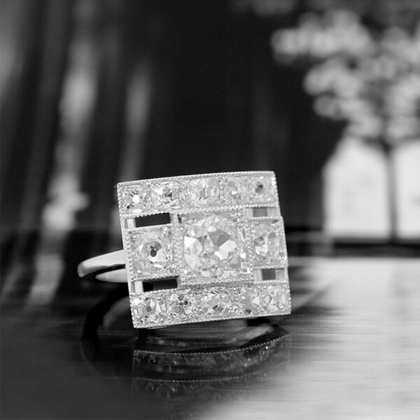 Bague Arty carré beau solitaire rond sur monture pavée diamants avec un air Art Déco