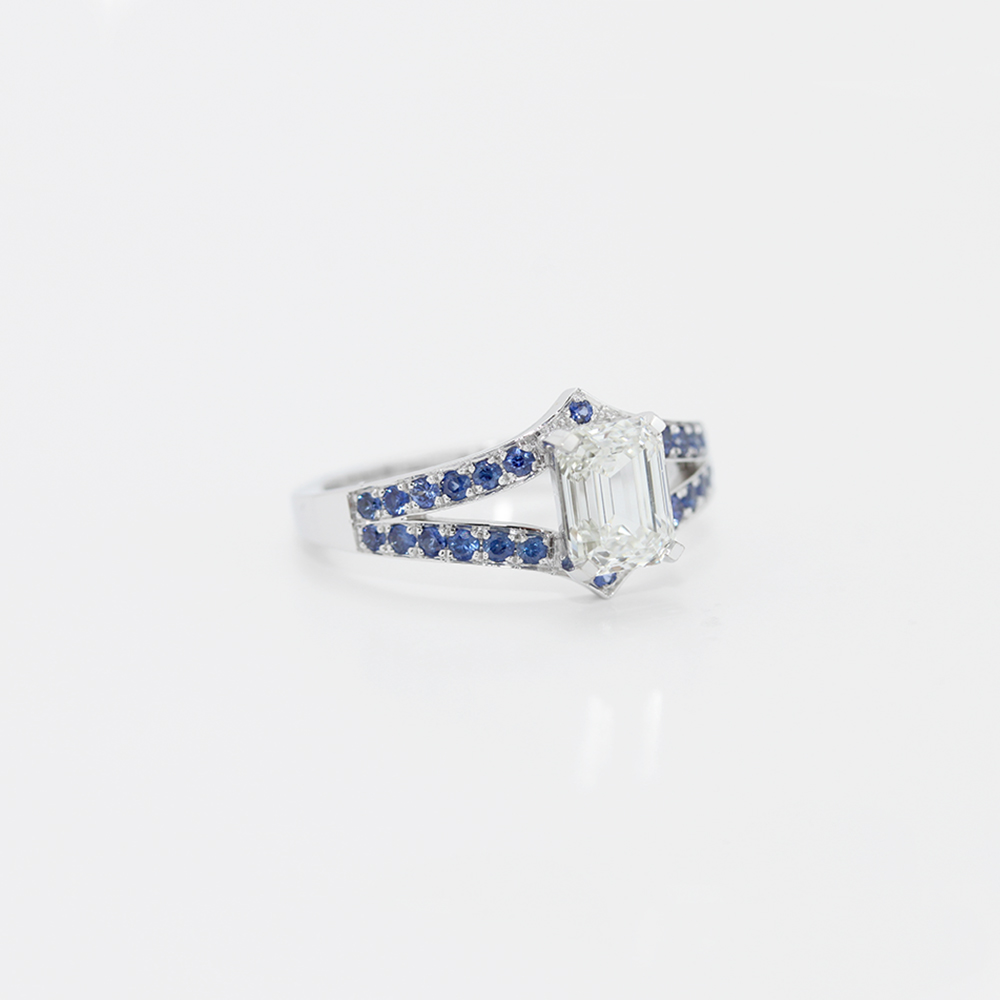 Bague Arty diamant taille émeraude saphir bleus or blanc associé à alliance épousant sa forme pavée diamant et or jaune