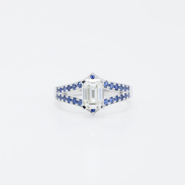 Bague Arty diamant taille émeraude saphir bleus or blanc associé à alliance épousant sa forme pavée diamant et or jaune