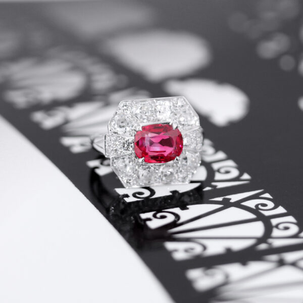 Bague Arty octogonale rubis diamants or blanc inspirée de l'Art Déco