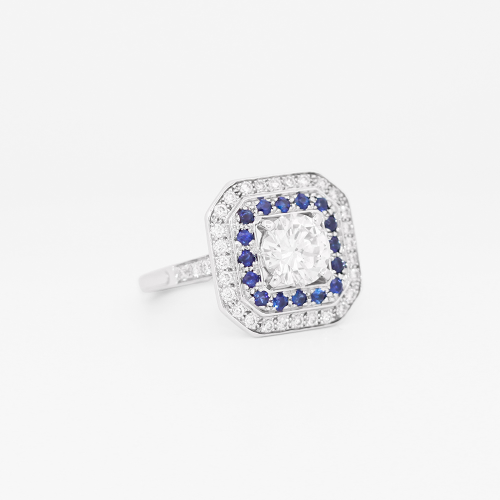 Bague Arty octogonale beau diamant rond en touré de 2 rangées carrées de saphirs bleu et diamants en or blanc